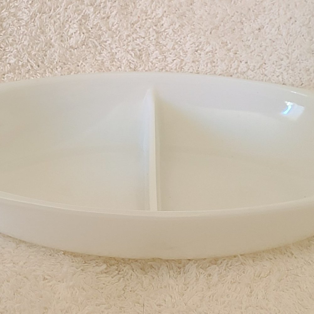 Vintage Pyrex 1063 Opal divided dish (1.5qt)